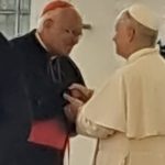 Cardenal Baltazar Porras saludó al Papa León XIV luego de la audiencia general en la plaza San Pedro