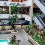 Creadores de contenido deben pedir permiso para grabar en centros comerciales